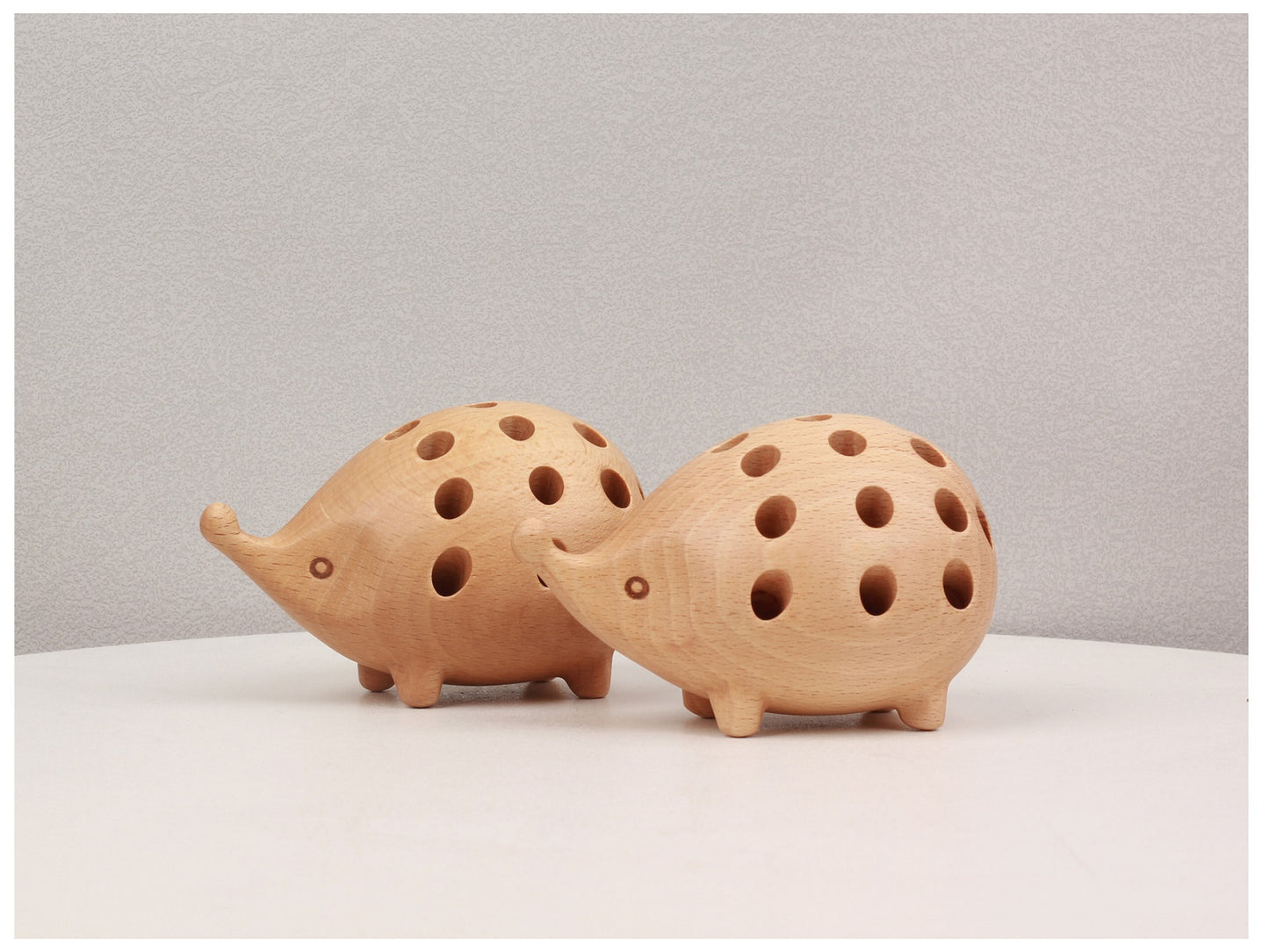 VKXK Nordic style beech/sapele hedgehog pen holder, solid wood handicraft ornaments