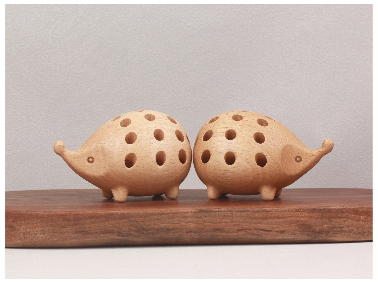 VKXK Nordic style beech/sapele hedgehog pen holder, solid wood handicraft ornaments