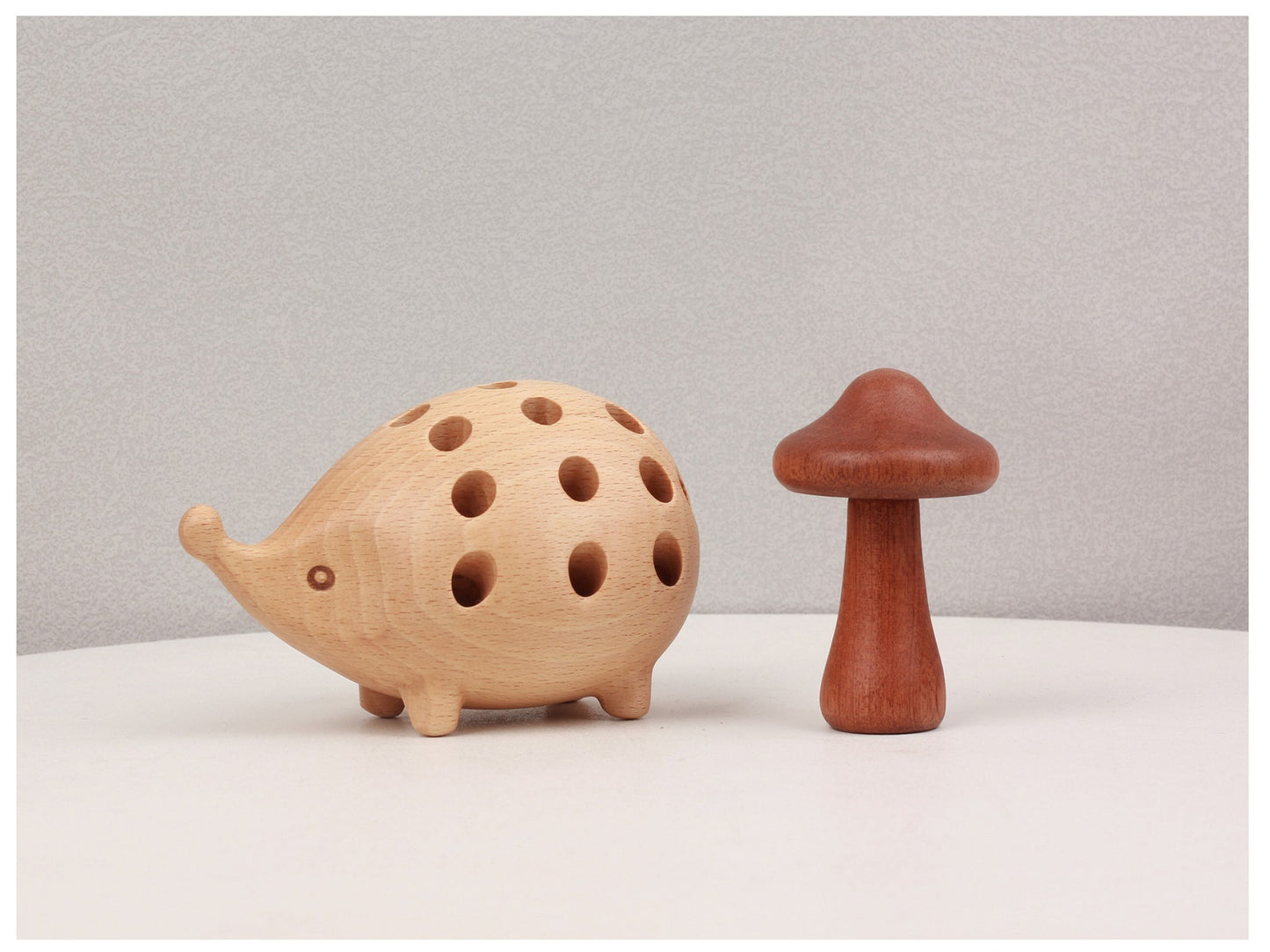 VKXK Nordic style beech/sapele hedgehog pen holder, solid wood handicraft ornaments