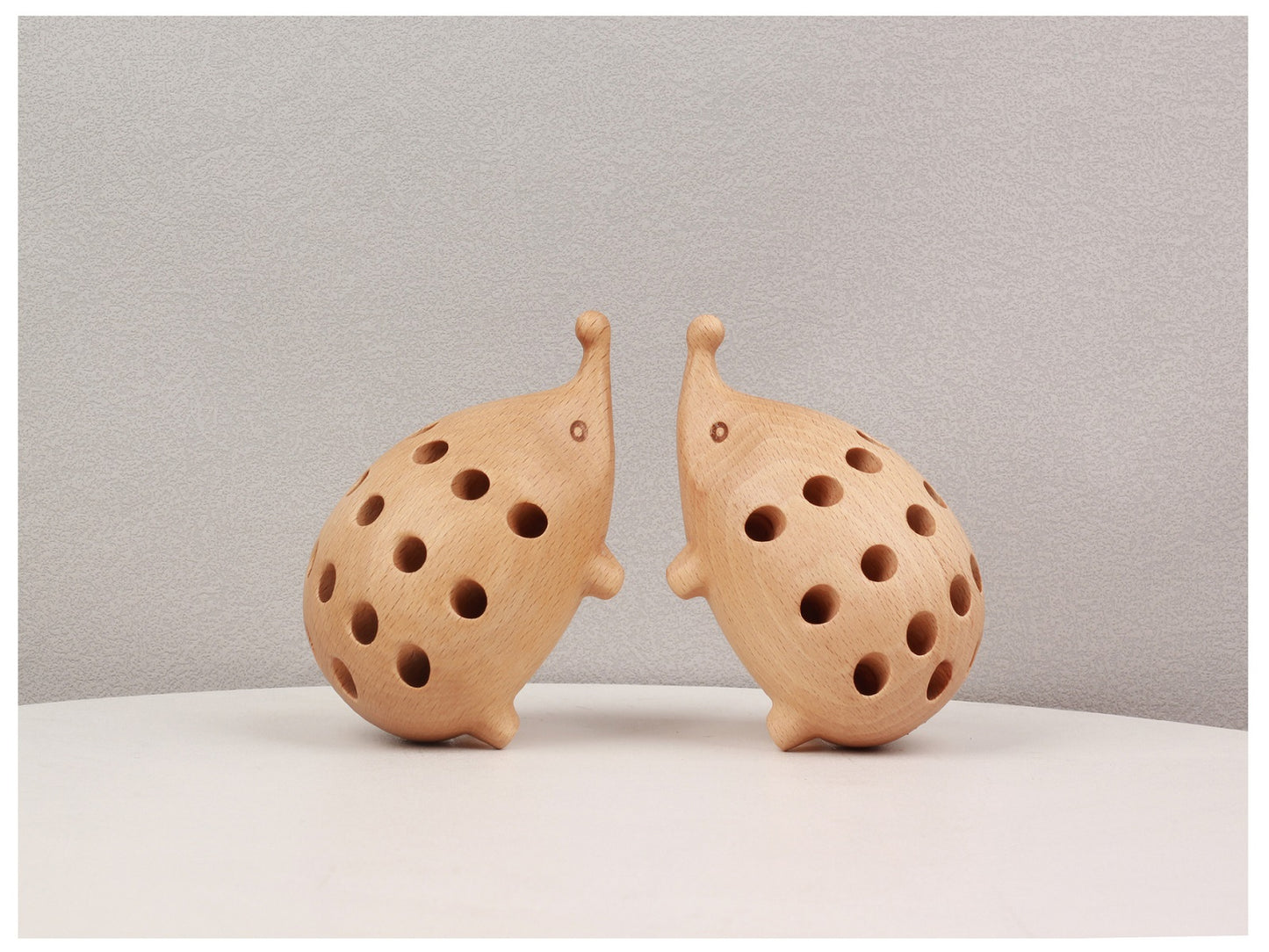 VKXK Nordic style beech/sapele hedgehog pen holder, solid wood handicraft ornaments