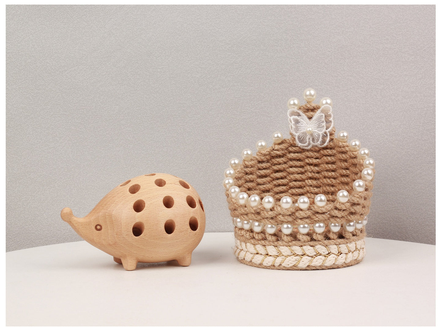 VKXK Nordic style beech/sapele hedgehog pen holder, solid wood handicraft ornaments