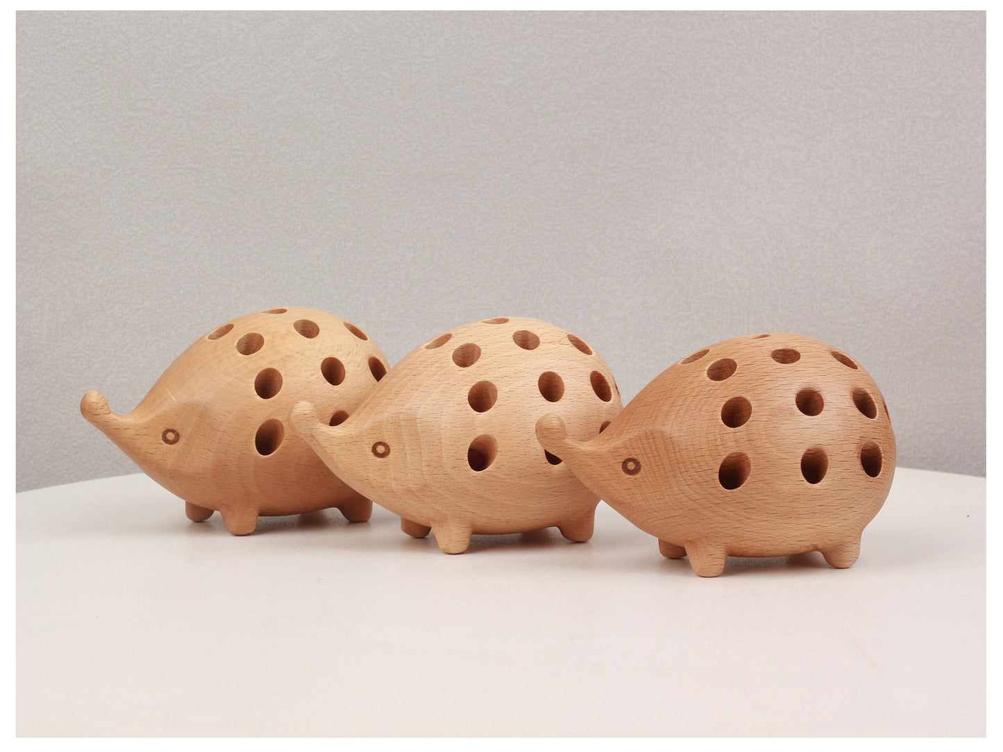 VKXK Nordic style beech/sapele hedgehog pen holder, solid wood handicraft ornaments